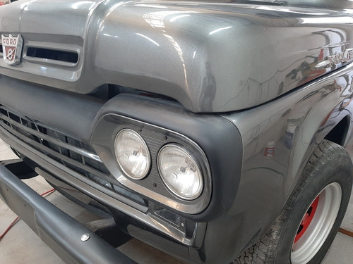Ford Loba V8