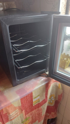 Imagem 2 de 4 de Geladeira De Vinho