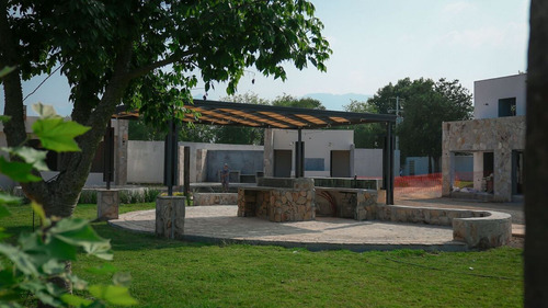 Casa En Venta En Los Lirios En Montemorelos