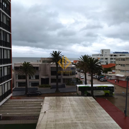 Ubicado En La Península, Muy Cercano Al Mar Y Sobre Avda. Gorlero 