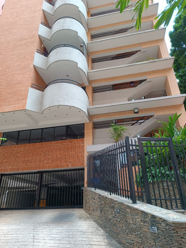 Yuraima Segura  Vende  Apartamento Urb. La Trigaleña Res Martina Suites Valencia