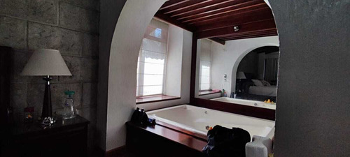 Residencia En Venta En Club Campestre, Querétaro, Terreno 808 M2, Gran Jardín