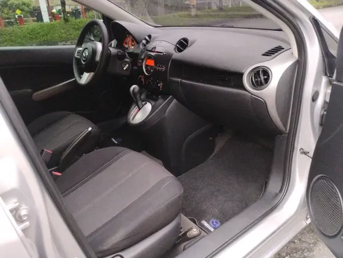 Mazda 2 Sedan Automatico