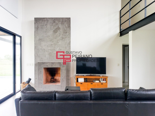 Excelente Casa En Venta En El Cantón, Barrio Golf
