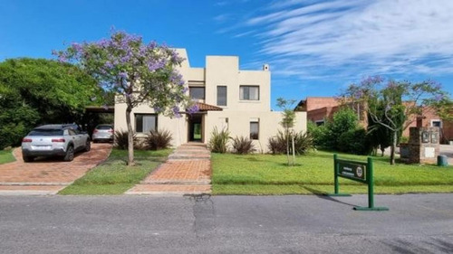 Imagen 1 de 28 de Luminosa Casa En Venta