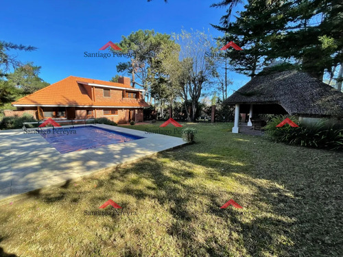 Amplia Casa Con Piscina Y Parrillero, 3 Dormitorios Y Dependencia, Predio Cerrado, Mucama