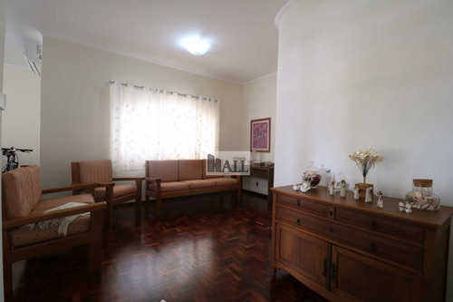 Casa Á Venda No Jardim América, 240m² 3 Dormitórios 2 Vagas - V7818