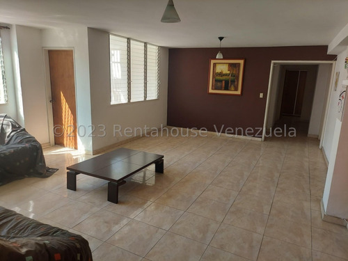 Se Vende Apartamento En Prebo I Valencia A Remodelar Cerca Del Shopping Center. Ubicado Cerca De Zona Comercial Con Facial Acceso A Las Vías Principales Y Autopista. Dapo