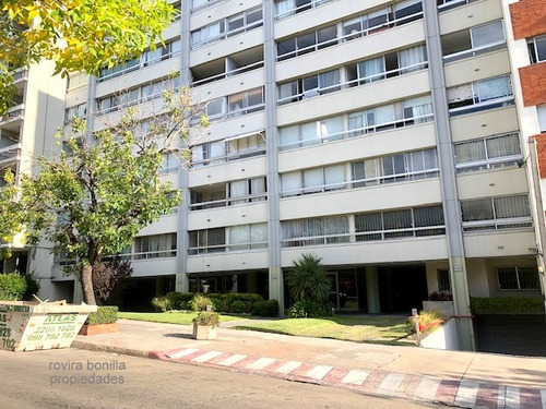 Cómodo Apartamento Excelente Edificio Construído Por Lamaro, Situado Sobre Echevarriarza, Una De Las Calles Más Lindas De Pocitos. Orientación Norte