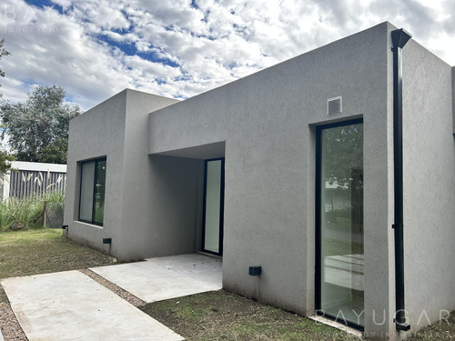 Venta - Casa A Estrenar / Barrio San Joaquin / Exaltación De La Cruz