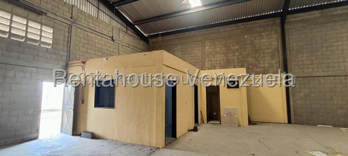 Daniela Linarez Vende Galpones Industriales Ubicado En Barquisimeto En La Zona Ii Posee 500m2 Luz Trifasica Instalaciones En Impecables Condiciones Contactame!