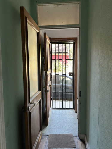 Casa Ubicada En Barrio Mixto Ideal Comercio