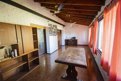 Casa De 4 Ambientes En Venta, En Martínez.