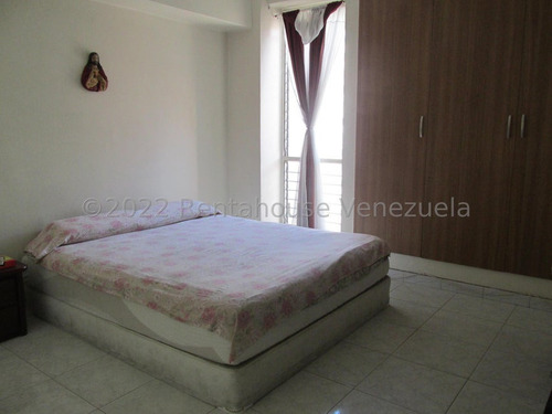 Apto Venta Lomas Del Avila Codigo: 23-8413 Cm