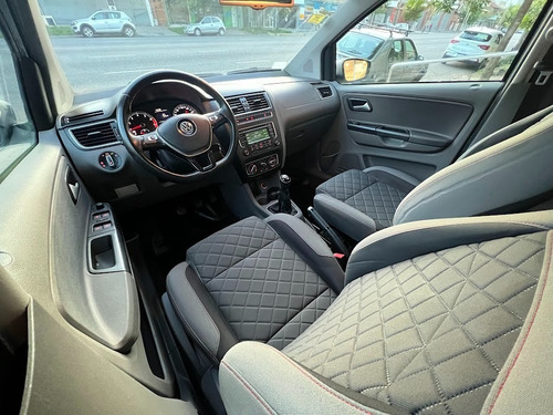 Imagen 2 de 25 de Volkswagen Suran Highline 1.6 16v Caja De Sexta 2015 / Nueva