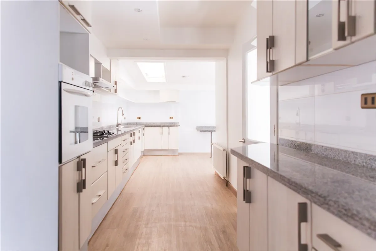 Imagen 5 de 10 de Casa En Venta De 4 Dorm. En Las Condes Amplia Cocina Comedor