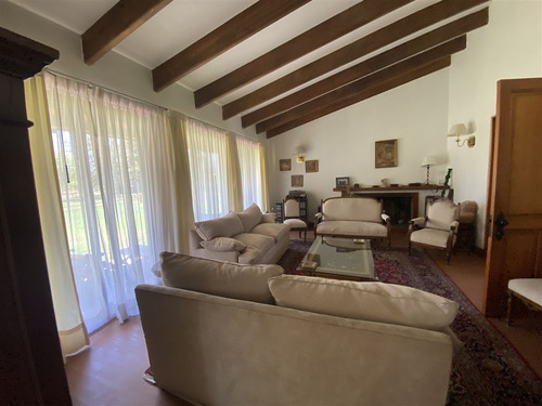 Casa En Venta De 8 Dorm. En Colina