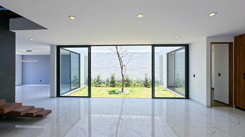 Casa En Venta En Metepec Con Diseño Moderno Y Jardín Interno