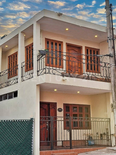 Casa De Dos Niveles En Venta