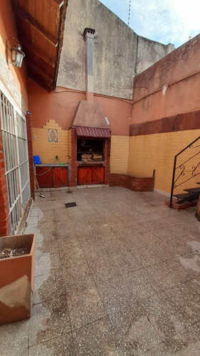 Imperdible Casa De 5 Amb. Con Gge. Espacios Amplios Y Ubicación Estratégica.