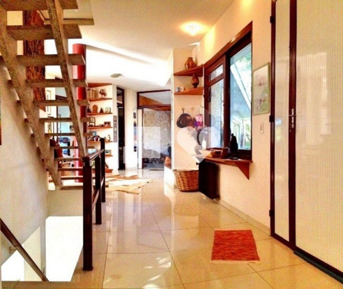 Excelente Localização Em Um Terreno De 2500m², Casa Com 700m², Peças Amplas. - 28-im408548