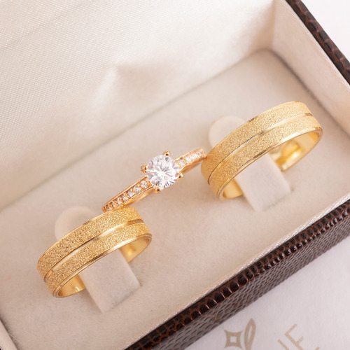 Imagem 5 de 8 de Par De Alianças Banhada Ouro 18k 6mm Friso Central Solitário
