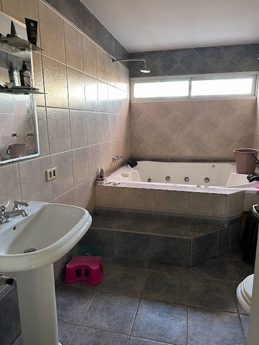 Casa En Venta De 7 Dormitorios C/ Cochera En Floresta
