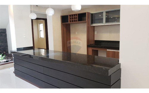 Vendo Lujosa Casa Con Piscina, A Pasos Del Circuito Comercial De Encarnación.