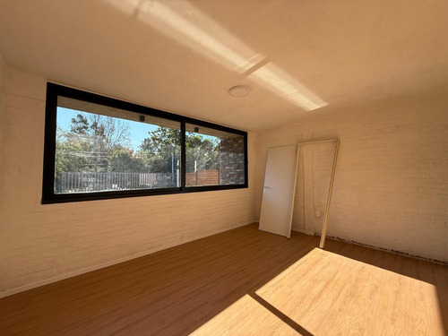 Venta En El Pinar Sur. Casa 3 Dormitorios, 3 Baños, Parrillero Y Piscina Climatizada.