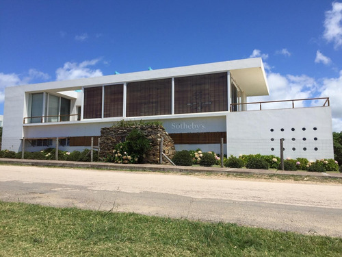 Gran Casa Con Una Única Vista Al Mar