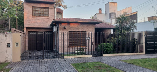 Venta Casa 5 Ambientes Con Jardin,quincho Y Cochera Cubierta