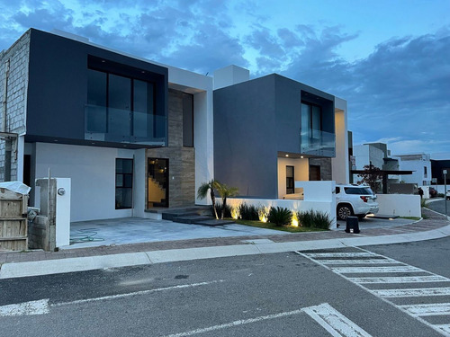 Se Vende Casa En La Condesa Juriquilla, 4ta Recamara En Pb, Estudio Jardín..