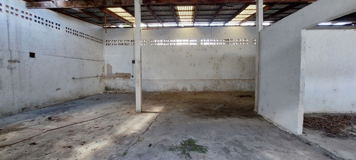 Bodega Comercial Con Amplio Patio De Maniobras ,en El Centro De Merida