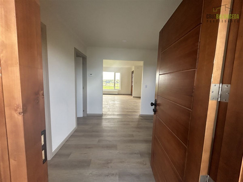 Casa En Venta De 5 Dorm. En Puerto Varas