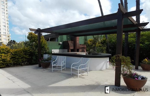 Alquiler De Casa Con Piscina De 400m2 Y 1200 M2 De Terreno 5 Dormitorios En Playa Mansa De Punta Del Este