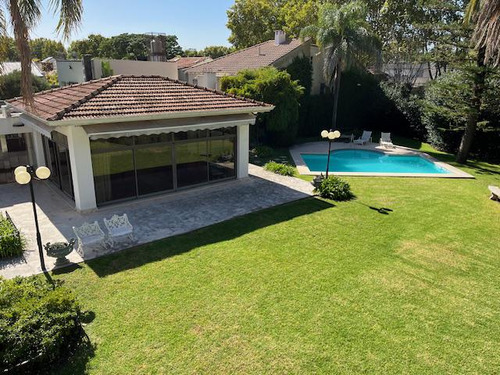 Casa En  Venta En Olivos Con Gran Terreno