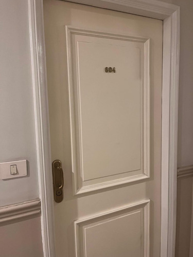 Oficina En Ciudad Vieja En Edificio De Categoria, Cerca De Puerto De Montevideo