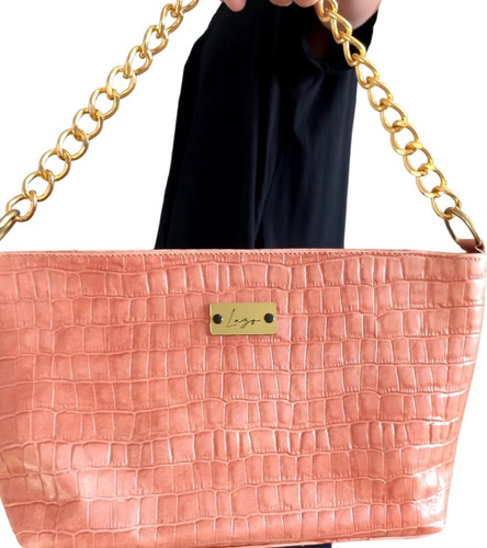Imagen 4 de 4 de Cartera De Cuero Mediana Con Cadena En Metal Dorado