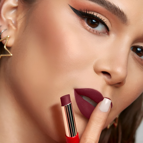 Labial En Barra Hidratante Iconic Colorfix 24h Ésika Vino Luchadora