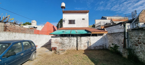 En Venta En Caseros Casa Sobre Lote Propio De 4 Ambientes 2 Baños En Dos Plantas Con Amplio Lote De Terreno F: 9591