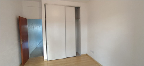 Venta Departamento 2 Amb En Excelente Estado. Ubicado En Calle San Luis Nº 1431 E/ O´higgins Y Martin Rodriguez.