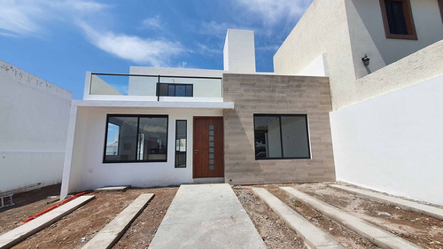 Se Vende Casa En Real De Juriquilla, Enorme Jardín, 3 Recama