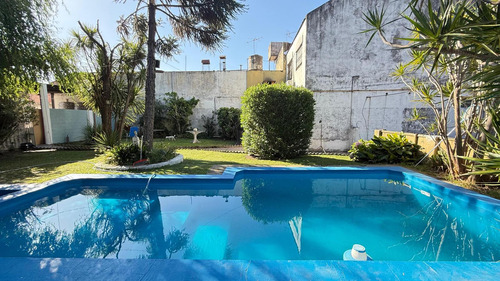 Vivienda Multifamiliar Con Dos Casas Y Un Galpón En Un Amplio Terreno En Billinghurst