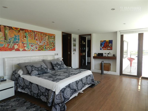 Casa En Venta De 5 Dormitorios En Colina