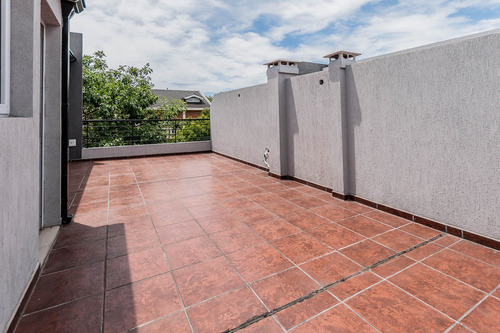 En Venta. Parque Avellaneda. Ph. 3 Amb. Patio Y Terraza Propios. Sin Expensas.