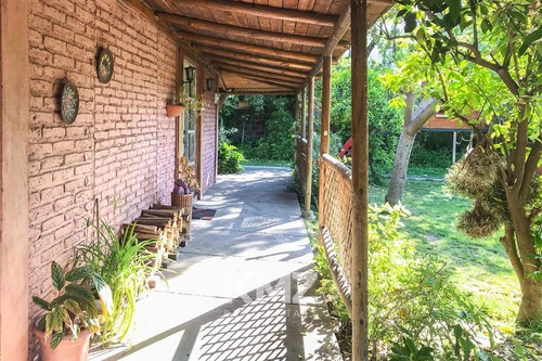 Casa En Venta De 8 Dorm. En La Florida