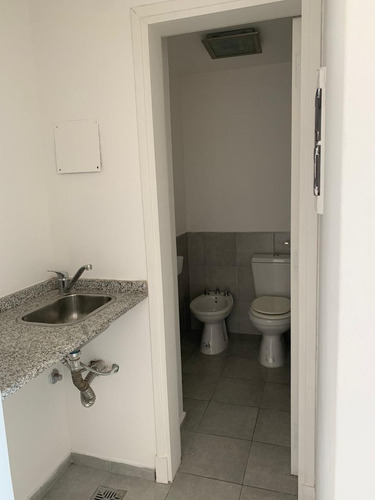 Alquiler - Oficina En Cerro De Las Rosas - Baño