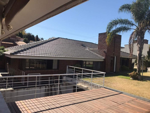 Casa De Categoría En Venta De 3 Dorm. En Villa Cabrera, A Metros Del Shopping.