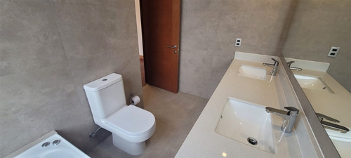 Casa En Arriendo De 6 Dorm. Colegio Huinganal