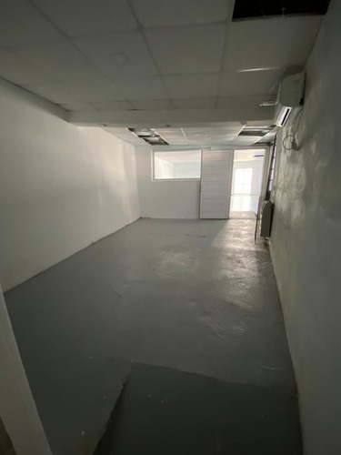 Salon Comercial - Villa Mitre - 200 Mts